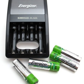 Energizer Maxi Charger + 4 x R6/AA 2000 mAh Energizer Maxi Charger + 4 x R6/AA 2000 mAh