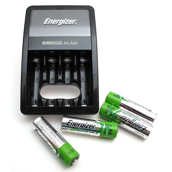 Energizer Maxi Charger + 4 x R6/AA 2000 mAh Energizer Maxi Charger + 4 x R6/AA 2000 mAh